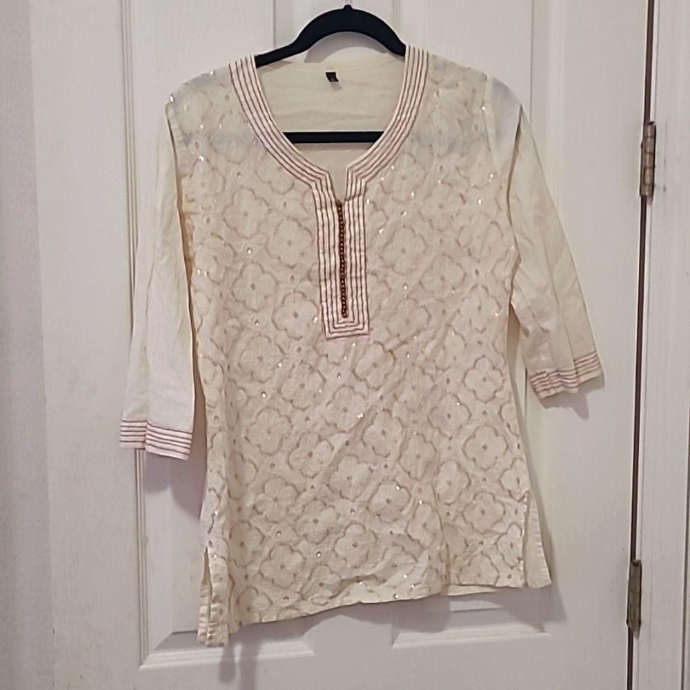 Womens slim fit Tunic Top. XL (runs slim) half sleeve, 5 inch side slit